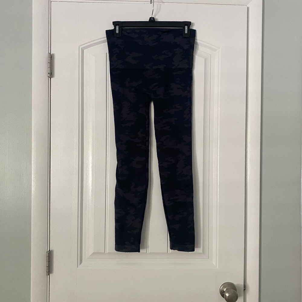 Spanx Look at Me Now Seamless Legging Black Camo Size L